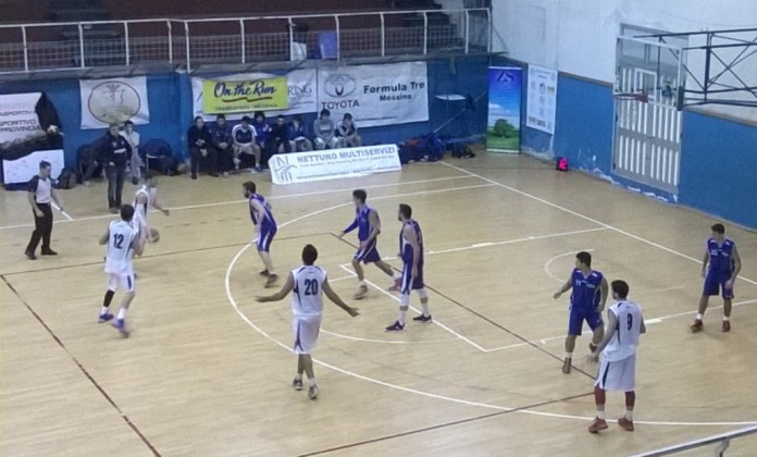 Gruppo Zenith Messina - Cus Palermo 71-56. Azione d'attacco dei messinesi