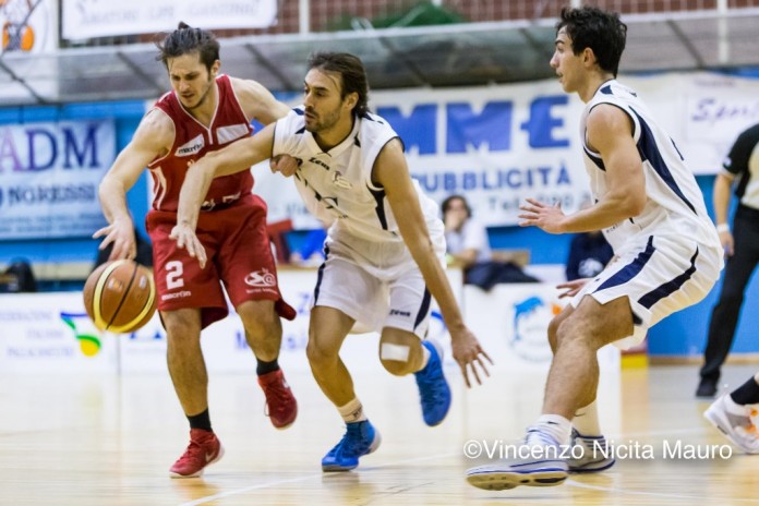 Mazzù e Presti in fase difensiva (Foto Vincenzo Nicita Mauro)