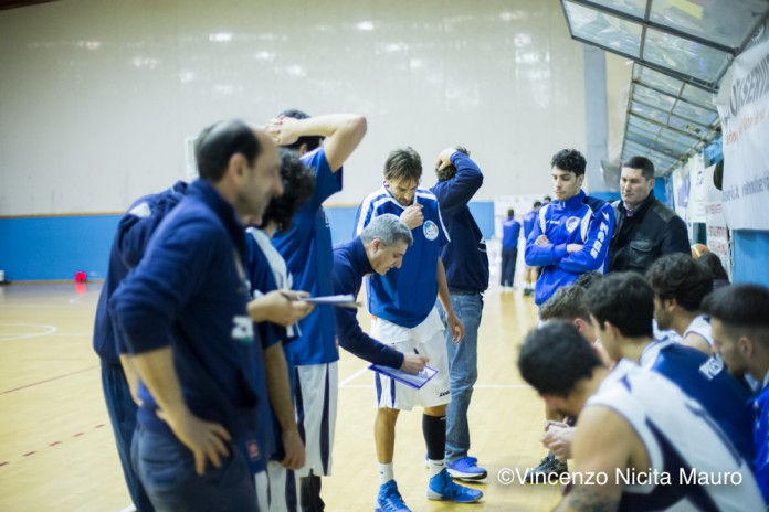 Coach Baldaro da indicazioni ai propri giocatori