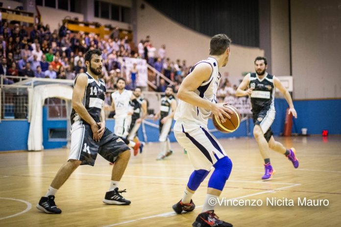 Buono in azione in gara-1 fra Gruppo Zenith Messina e Adrano (foto Vincenzo Nicita)