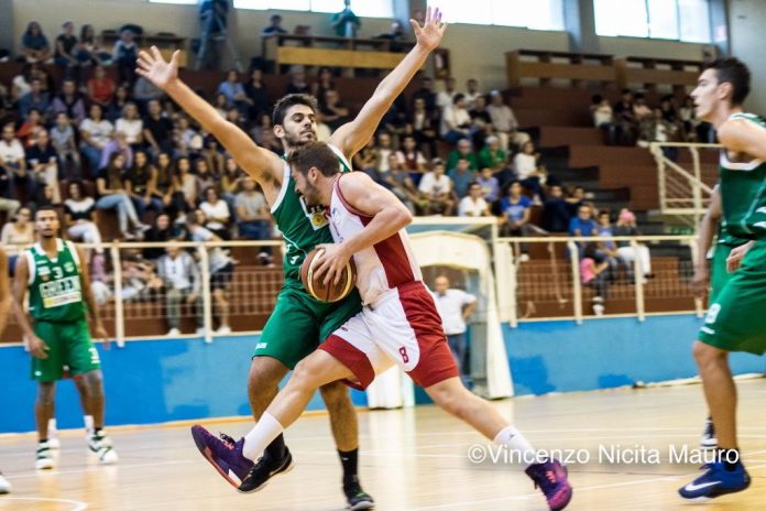 Percussione di Andrea Buono, ex del match