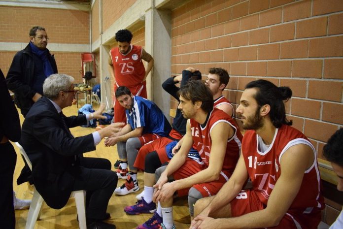 Coach Anselmo parla alla squadra