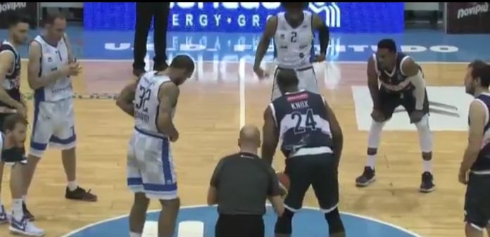 Palla a due di gara 2 fra Agrigento e Fortitudo Bologna