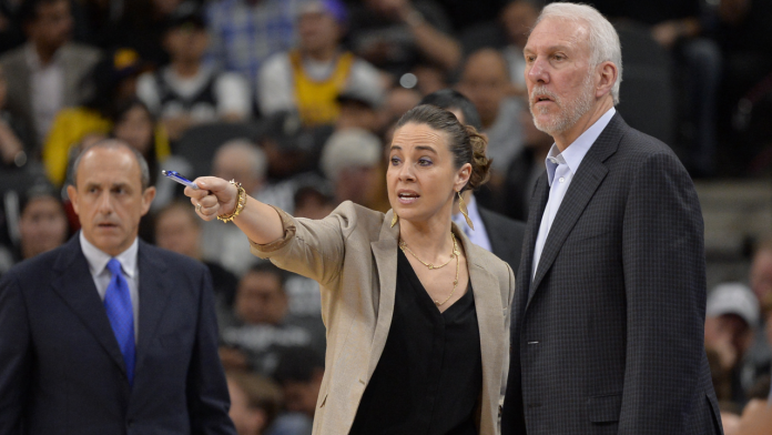 Becky Hammon con Gregg Popovich e nello sfondo Ettore Messina