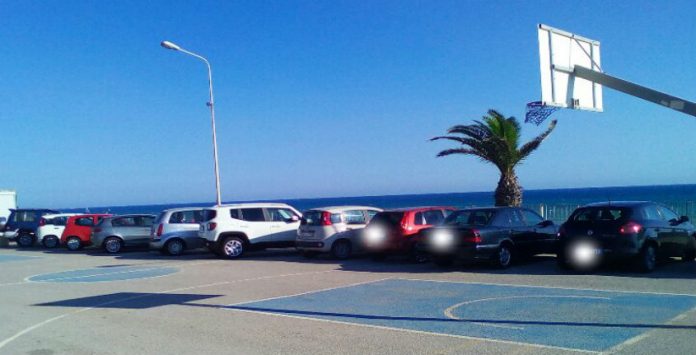 Il playground di Gela ridotto a parcheggio