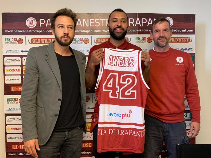 Ayers con la nuova maglia della Pallacanestro Trapani