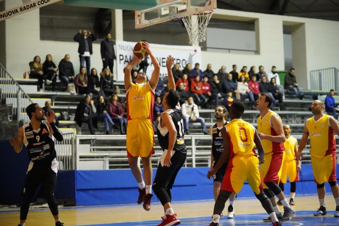 Caroè al tiro - Nuova Pallacanestro Messina ( foto di V.zo Nicita Mauro)