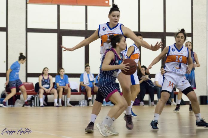 Jacinta Vandenberg (Palermo, maglia chiara) in marcatura su FedericaPompei (Umbertide, maglia scura)