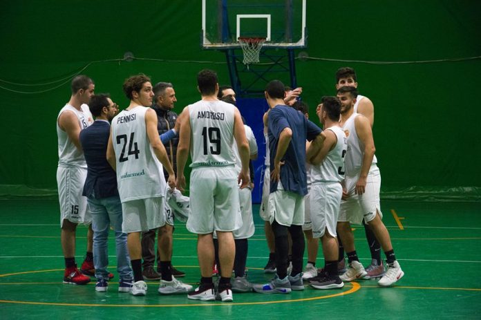 iL DS CASTIGLIONE TRA LA SQUADRA. FOTO GRAZIA TROVATO