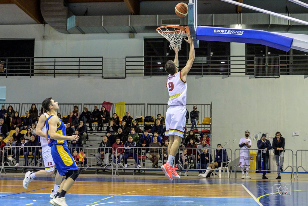 Scimone appoggia a canestro (Foto Giovanni Mazzullo)