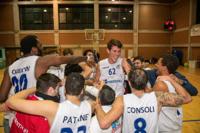 Gli alfisti festeggiano la vittoria sul Gela (foto di Gabriele Mazzullo)