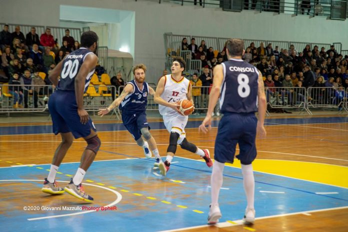 Manfrè nel cuore della difesa avversaria (Foto Giovanni Mazzullo)